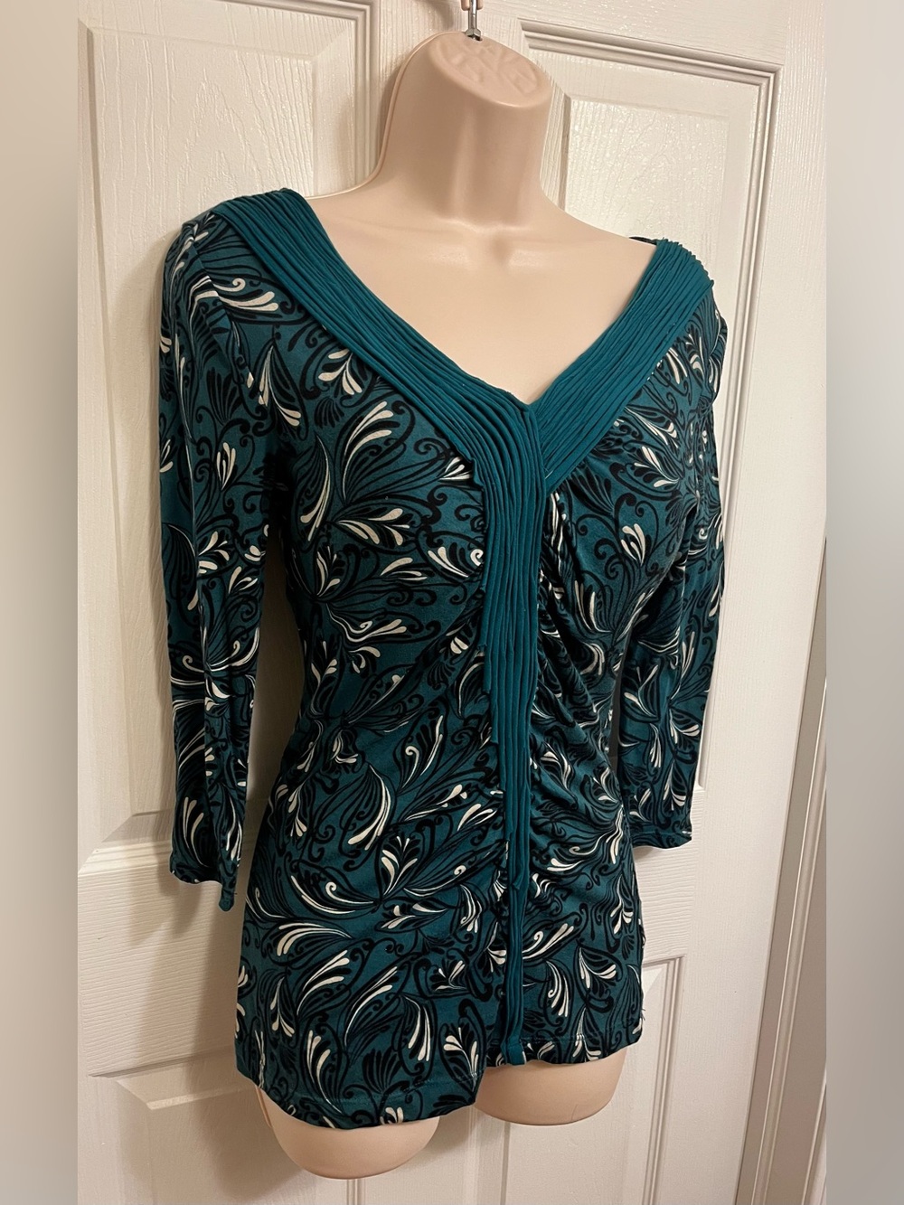 Vintage Y2K ELLE Women’s size XS Turquoise V-neck Shirt